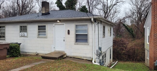 Building Photo - 903 Martin St