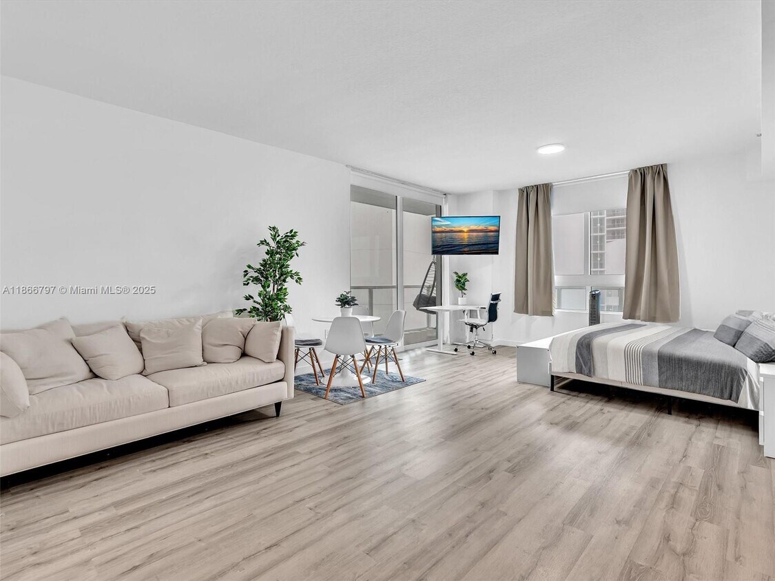 Foto principal - 1900 N Bayshore Dr