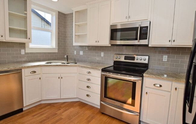 Building Photo - Updated 2br/1ba Bungalow with Garage & Ful...