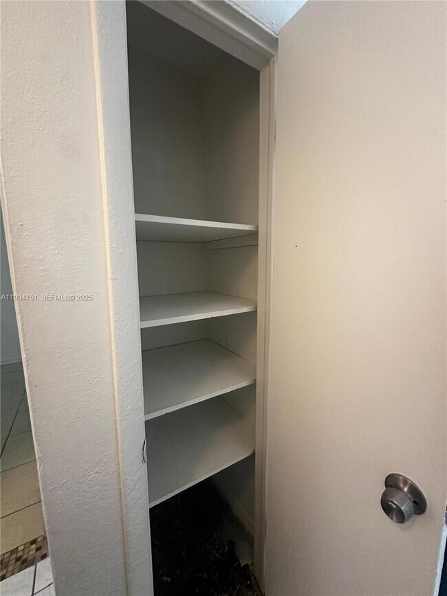 Foto del edificio - 5313 NW 23rd St