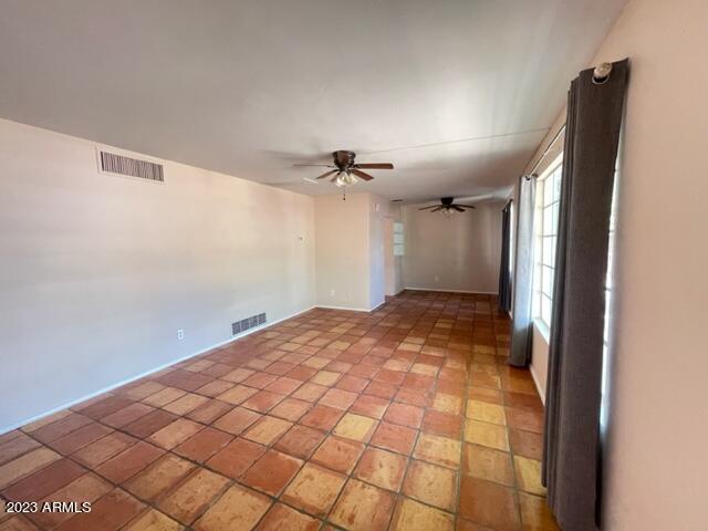 Foto del edificio - 1215 E McLellan Blvd