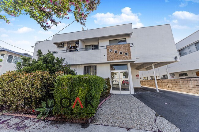 Foto del edificio - 7502 Canby Ave