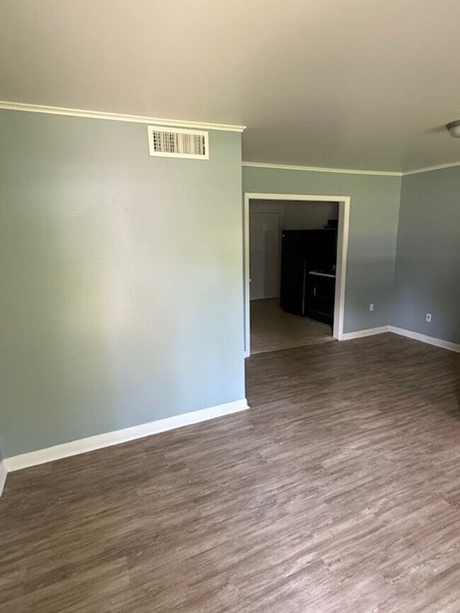 Building Photo - Remodeled 2 Bedroom Apartment