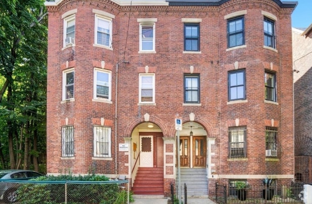 Building Photo - 151 Highland St