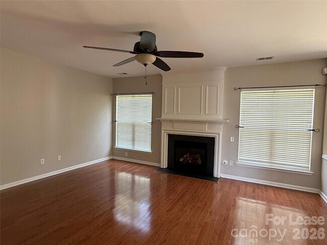 Foto del edificio - 8611 Dennington Grove Ln