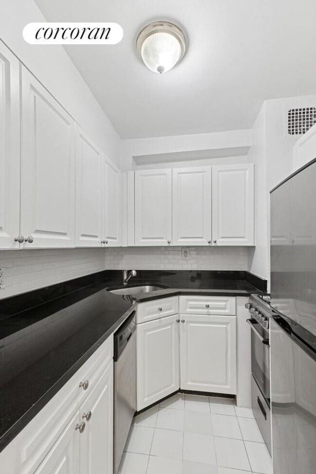 Building Photo - 401 W 56th St