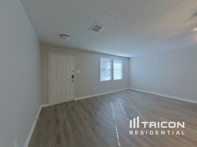 Foto del edificio - 8403 Bacury Rd