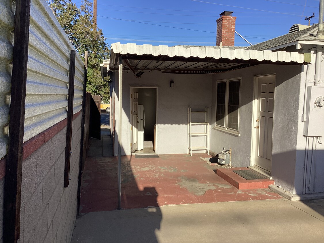 Primary Photo - 1905 N Hollywood Way