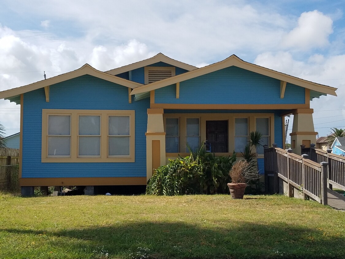 Foto principal - Hear the ocean from your front porch!