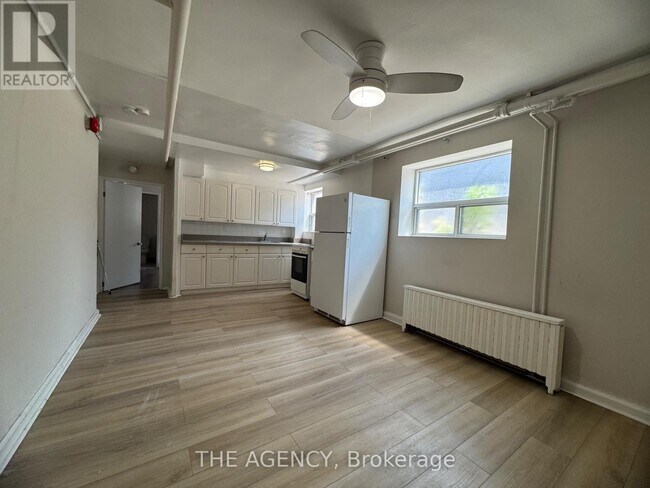 Photo du bâtiment - 852-852 Broadview Ave