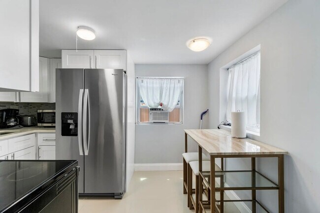 Foto del edificio - 2407 NE 33rd Ave