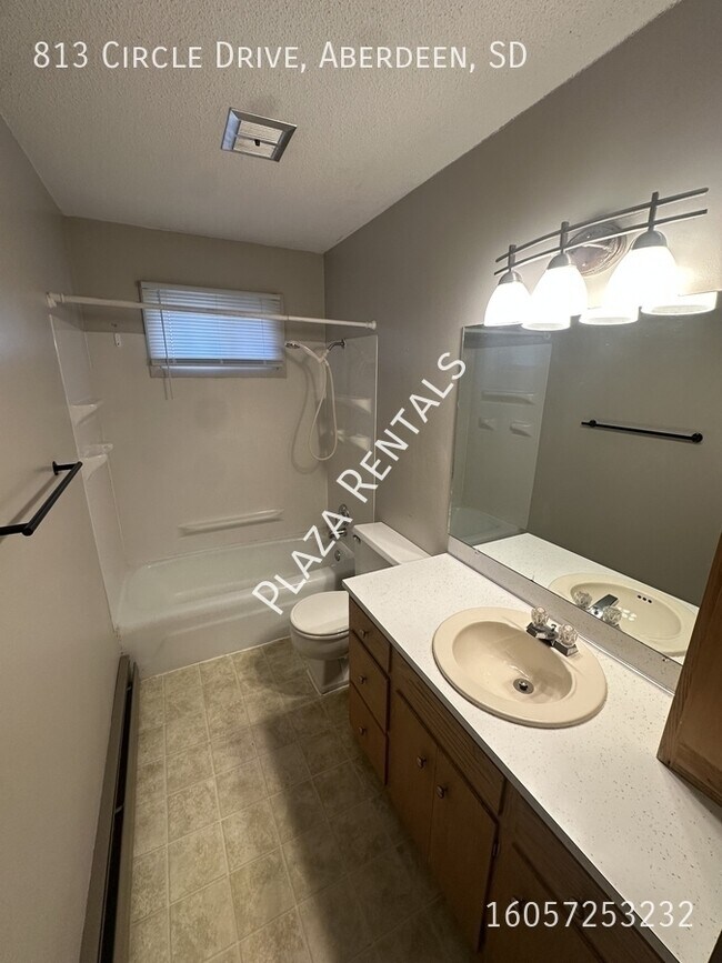 Foto del edificio - 905 N Main St