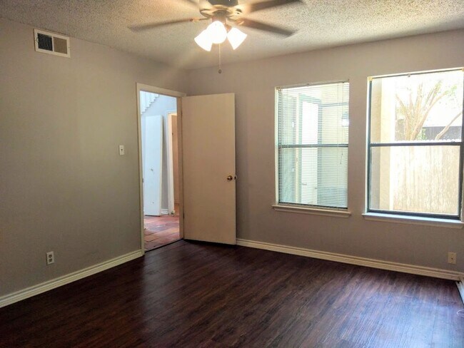 Foto del edificio - Two Bedroom Two Story Townhome In Amazing ...