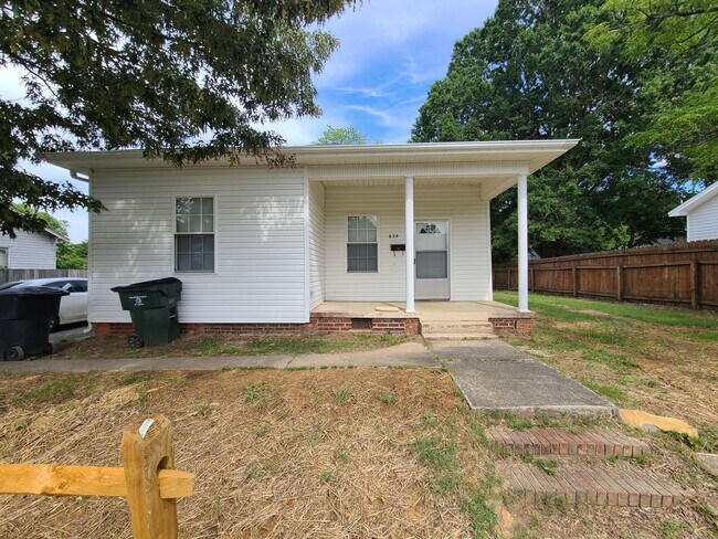Foto del edificio - Burlington 4 Bed, 1 Bath - Nice Neighborhood