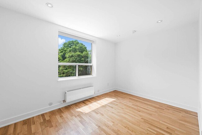 Photo du bâtiment - 327 Chisholm Ave