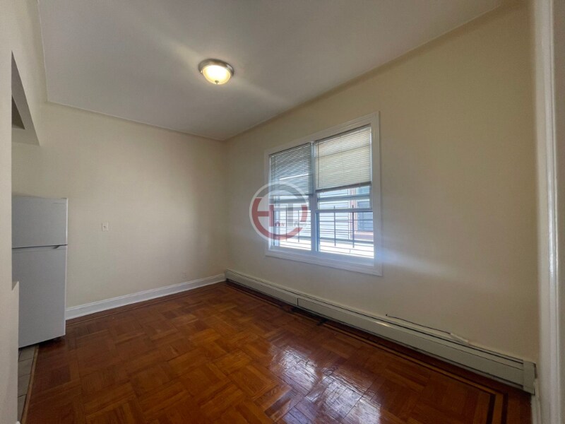 Primary Photo - 2821 Roebling Ave