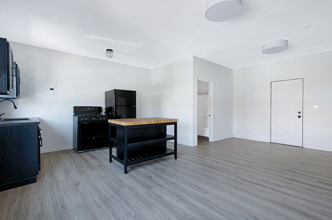 Building Photo - 4521 W Sunset Blvd