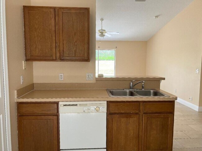 Foto del edificio - 355 SW Fairway Ave