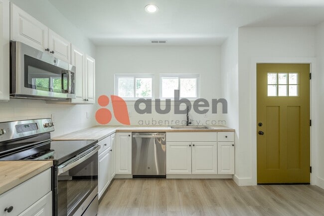 Building Photo - 1813 E 4th St