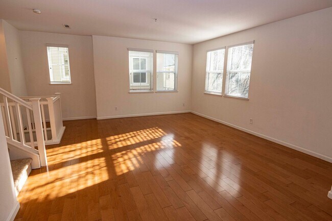 Building Photo - 947 Kestral Way