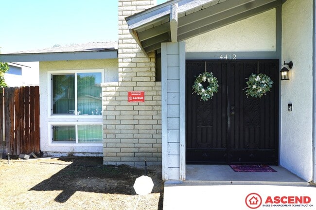 Building Photo - Cozy 3BD/2BA Home in Bakersfield's 93306 — Fully Equipped, Fireplace, Solar & All Pets Welcome!