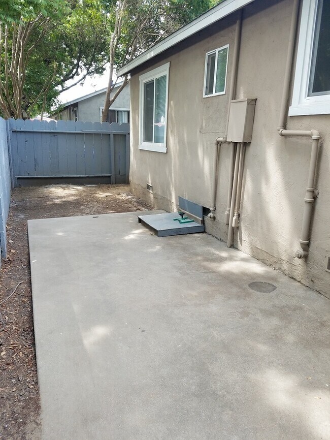 Foto del edificio - Clean East Modesto 2 Bedroom 1 Bath Duplex