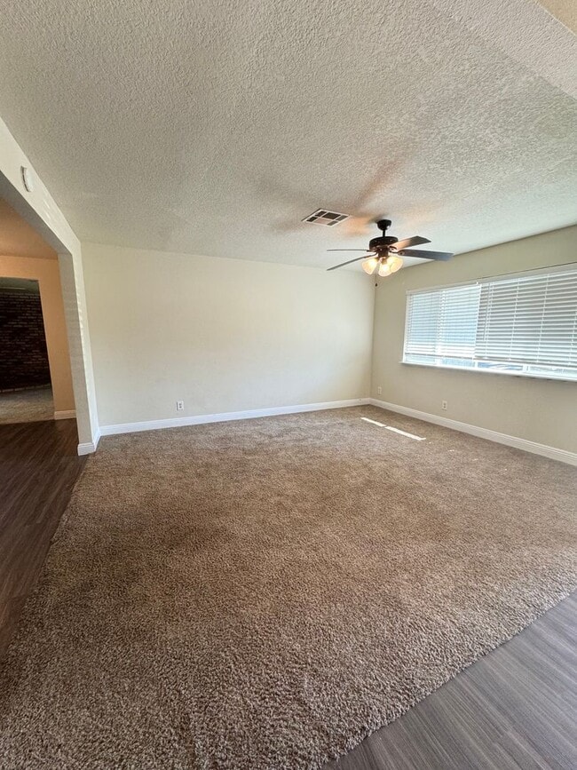Building Photo - Check out this Charming Home w/ Upgrades!!