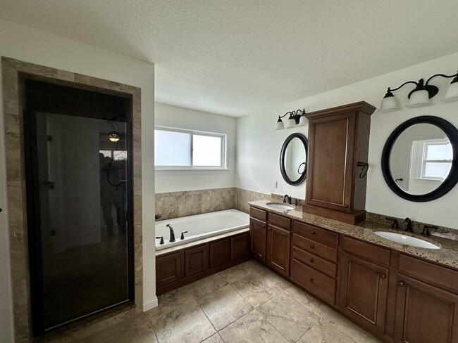 Foto del edificio - 2004 Bates Creek Dr