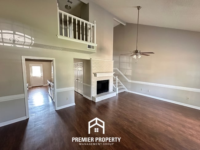 Building Photo - Beautiful 3BR/2BA Near Southwind | Soaring Vaulted Ceilings, Fireplace & Quiet Cove
