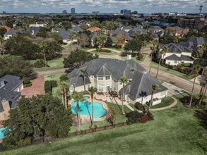 Building Photo - 13703 Lakeshore Way Cove