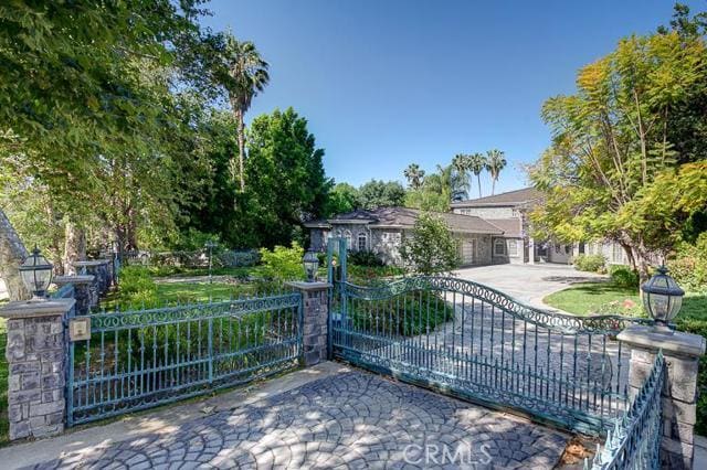 Building Photo - 1601 Highland Oaks Dr