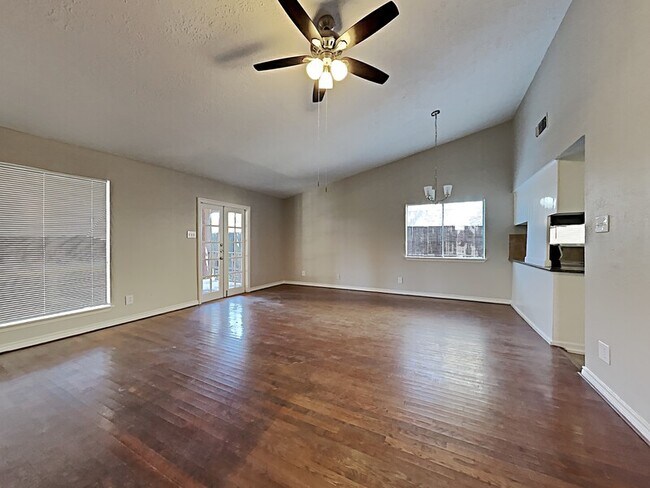 Foto del edificio - 8615 Riverside Walk Ln