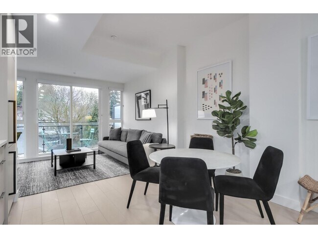 Building Photo - 422 E 3rd St