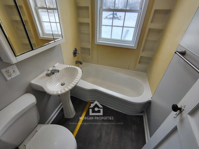 Building Photo - 218 E Mulberry St