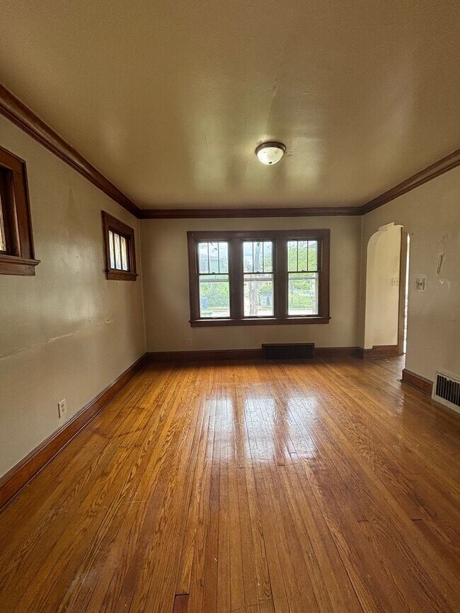 Foto del edificio - AFFORDABLE 3BR SINGLE FAMILY HOME, PARKING, YARD, BASEMENT!