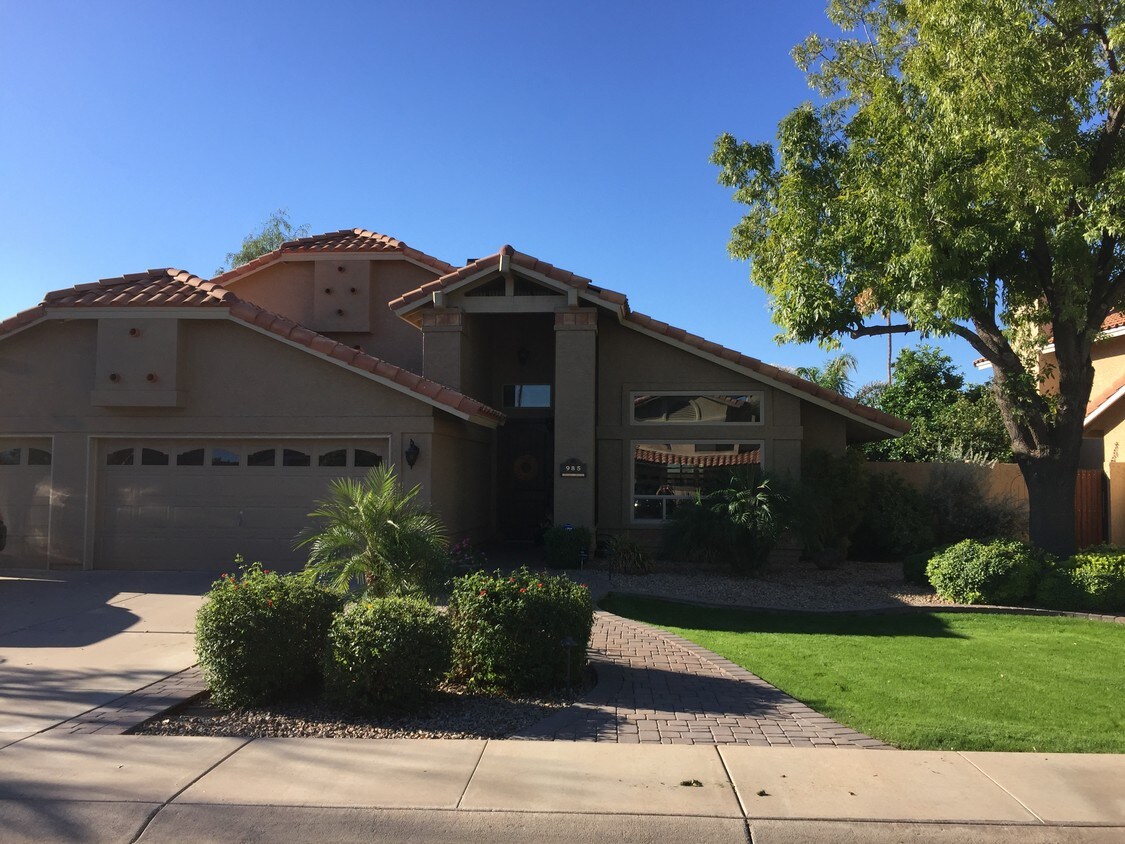 Primary Photo - 985 E Drake Dr