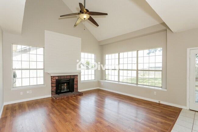 Foto del edificio - 813 Lionel Way, Fort Worth, TX 76108