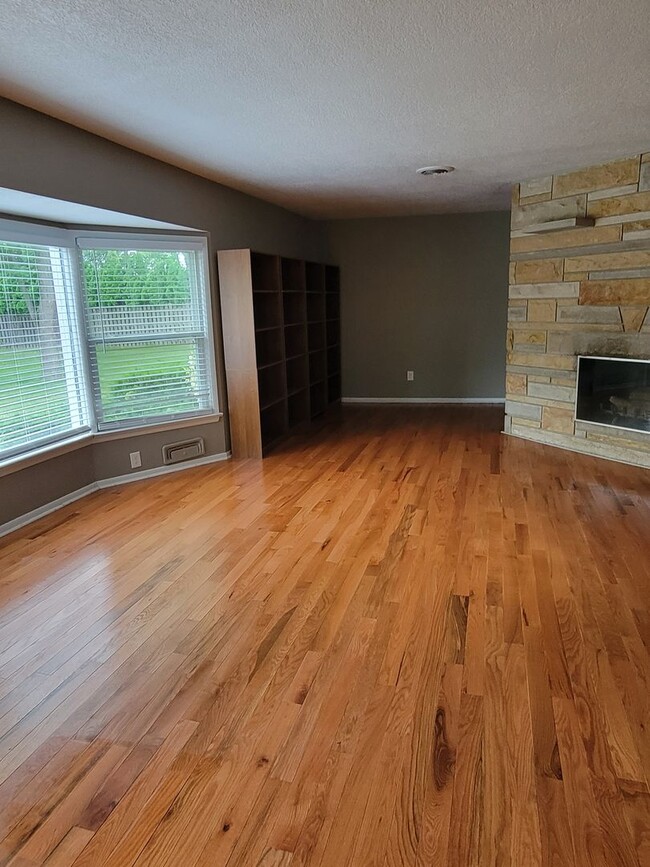 Building Photo - 4332 Wyandotte Dr