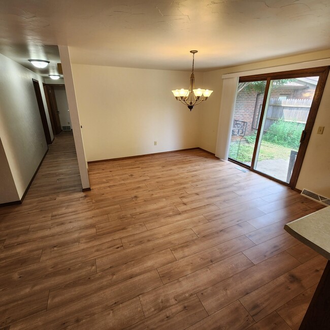 Building Photo - 1300 Crestwood Dr