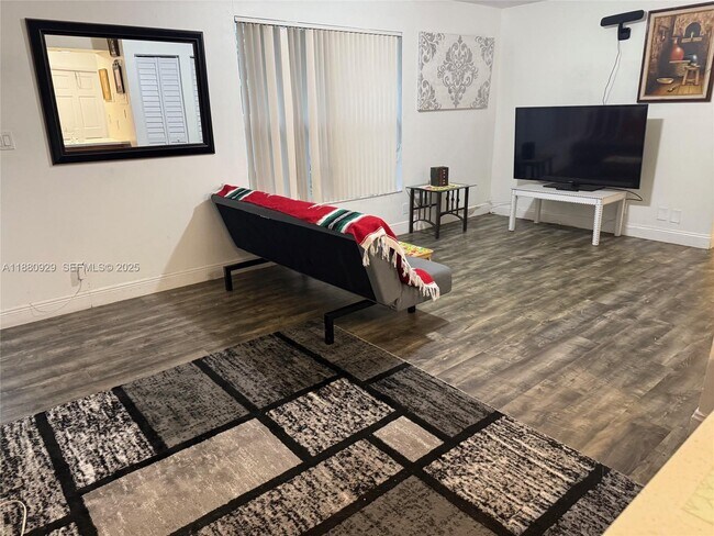 Foto del edificio - 2452 Madison St