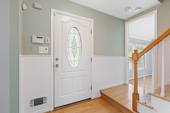 Building Photo - 3BR - Eastport Colonial Home - Well Mainta...
