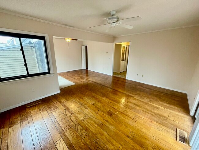 Foto del edificio - 457 Thoreau Rd