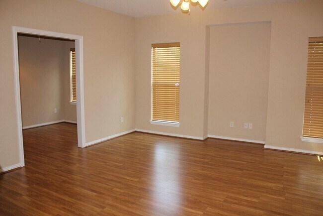 Building Photo - 321 Regency Dr