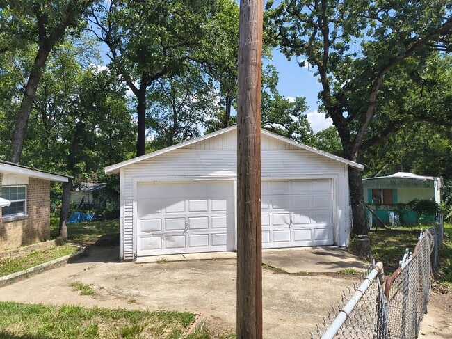 Building Photo - 708 Hickory Hill Ln