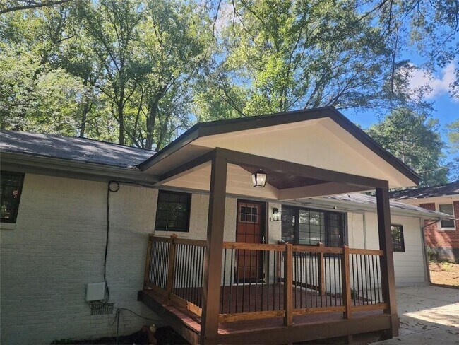 Building Photo - 2953 Meadowview Dr SE