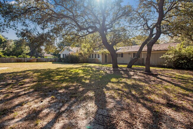 Building Photo - 701 Planet Dr
