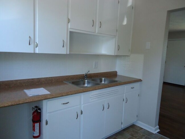 Building Photo - 2BD/1BA Townhome In Hickory