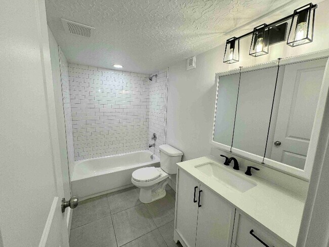 Building Photo - 1556 S Windsong Dr