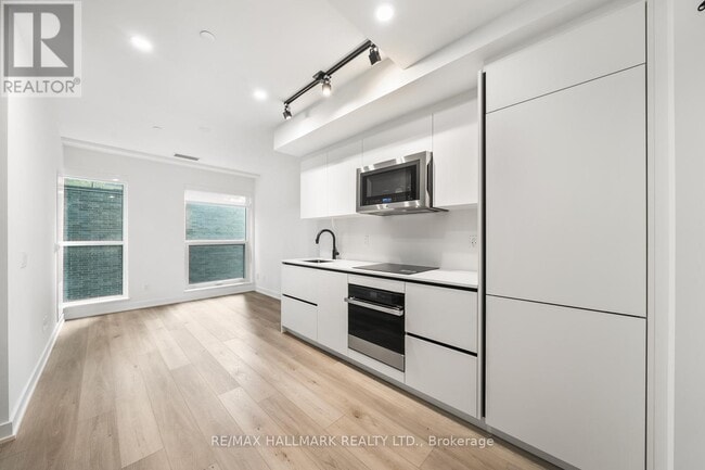 Building Photo - 327 King St W