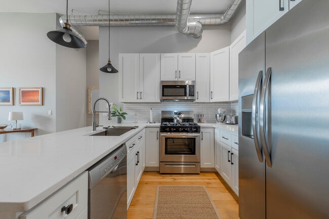 Building Photo - 1470 W Webster Ave